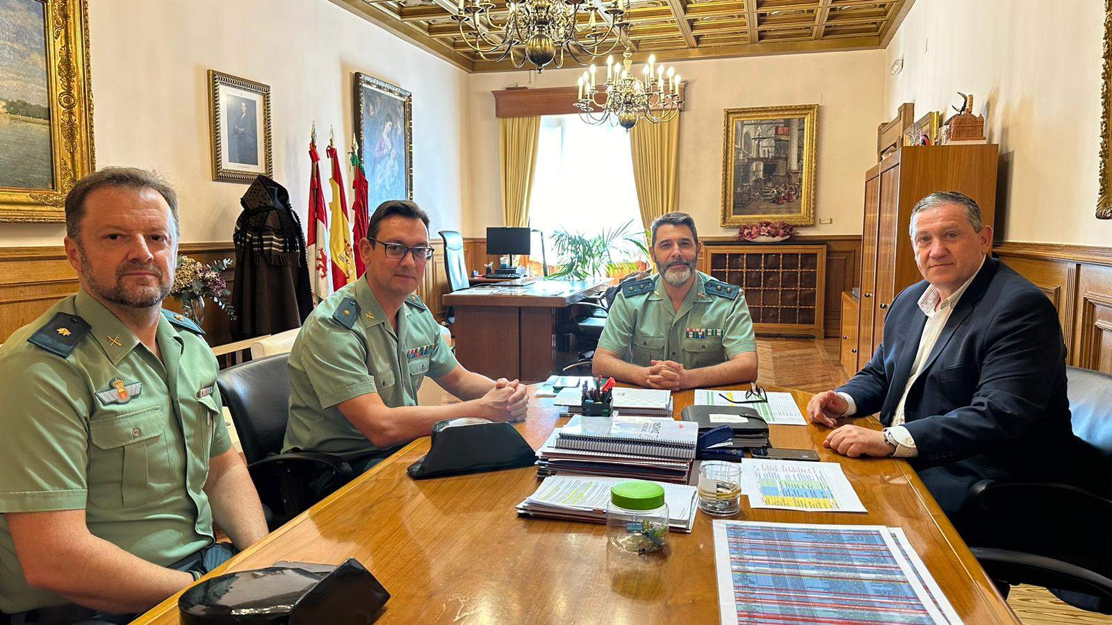 El presidente de la Diputación de Zamora, Javier Faúndez Domínguez, ha mantenido hoy una reunión con el teniente coronel jefe de Comandancia de Zamora, Héctor David Pulido García; el comandante Jesús José González Tejada, jefe de Operaciones de la comandancia; y el comandante Pedro Matellán, jefe de Personal y Apoyo
