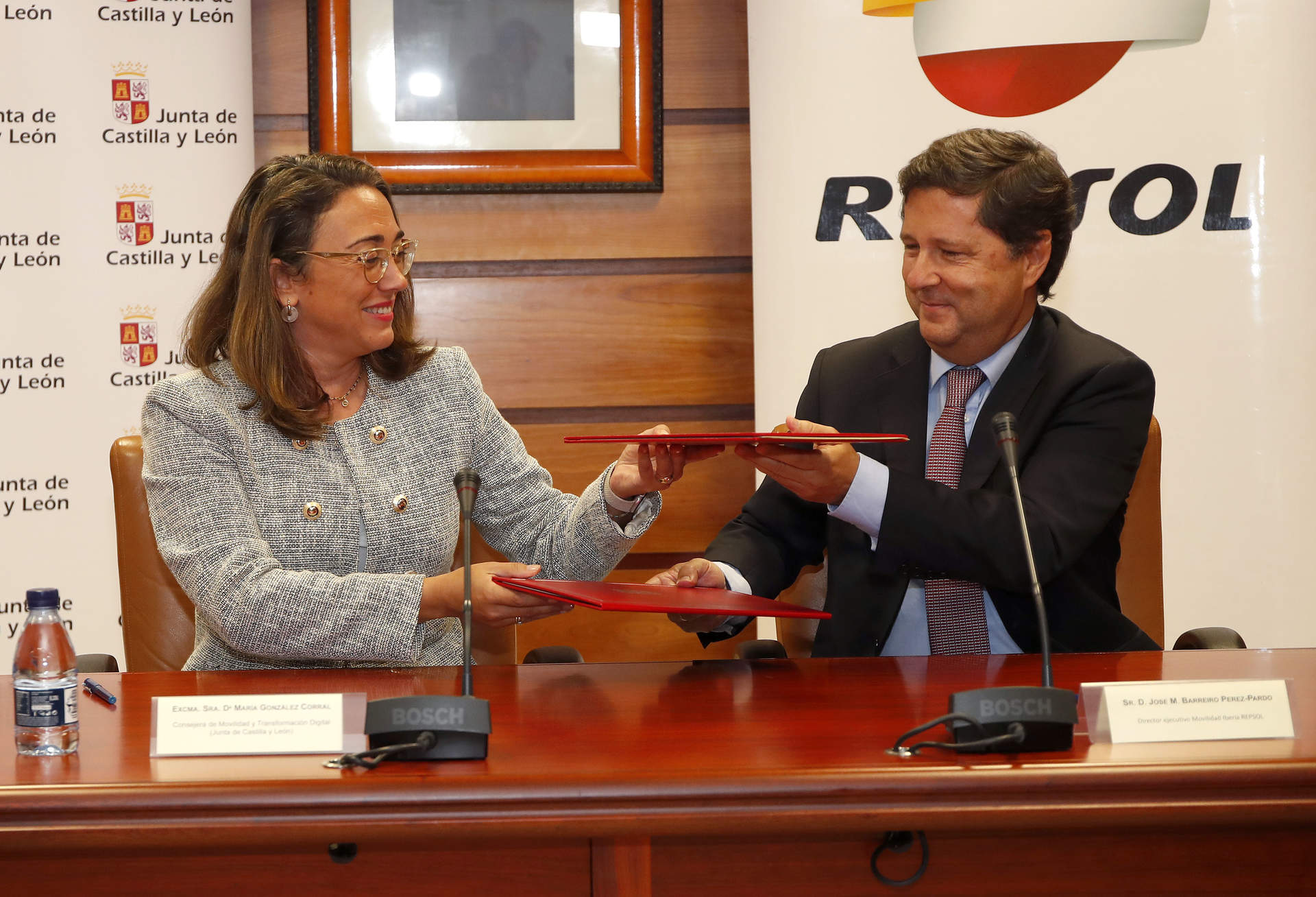 Firma convenio colaboración entre la Junta y Repsol para fomentar el uso de combustibles renovables en el sector de transporte de viajeros