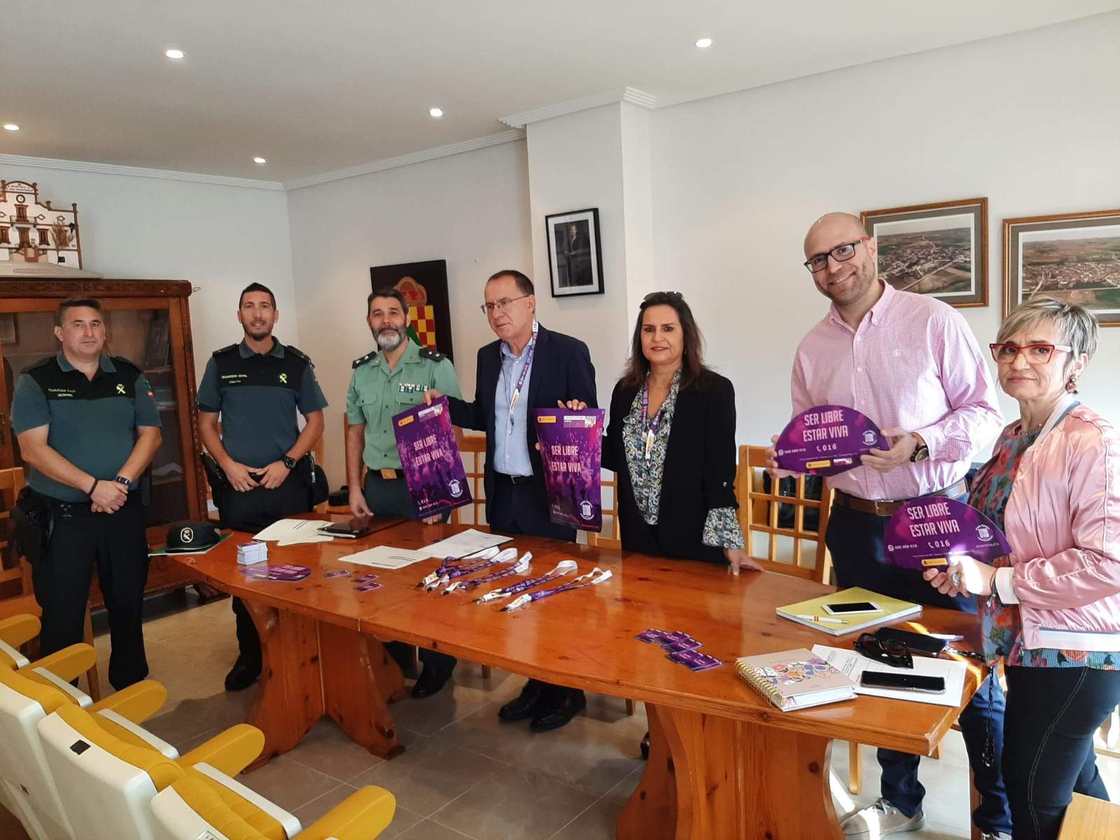 El subdelegado del Gobierno en Zamora, Ángel Blanco, junto a la alcaldesa de la localidad, Raquel Pascual Blanco, el jefe provincial de Tráfico, Alfonso Ibáñez, la jefa de la Unidad de Violencia contra la Mujer, Marisa Manso, el Teniente Coronel de la Guardia Civil, Héctor David Pulido, y efectivos de la Demarcación de Fuentesaúco