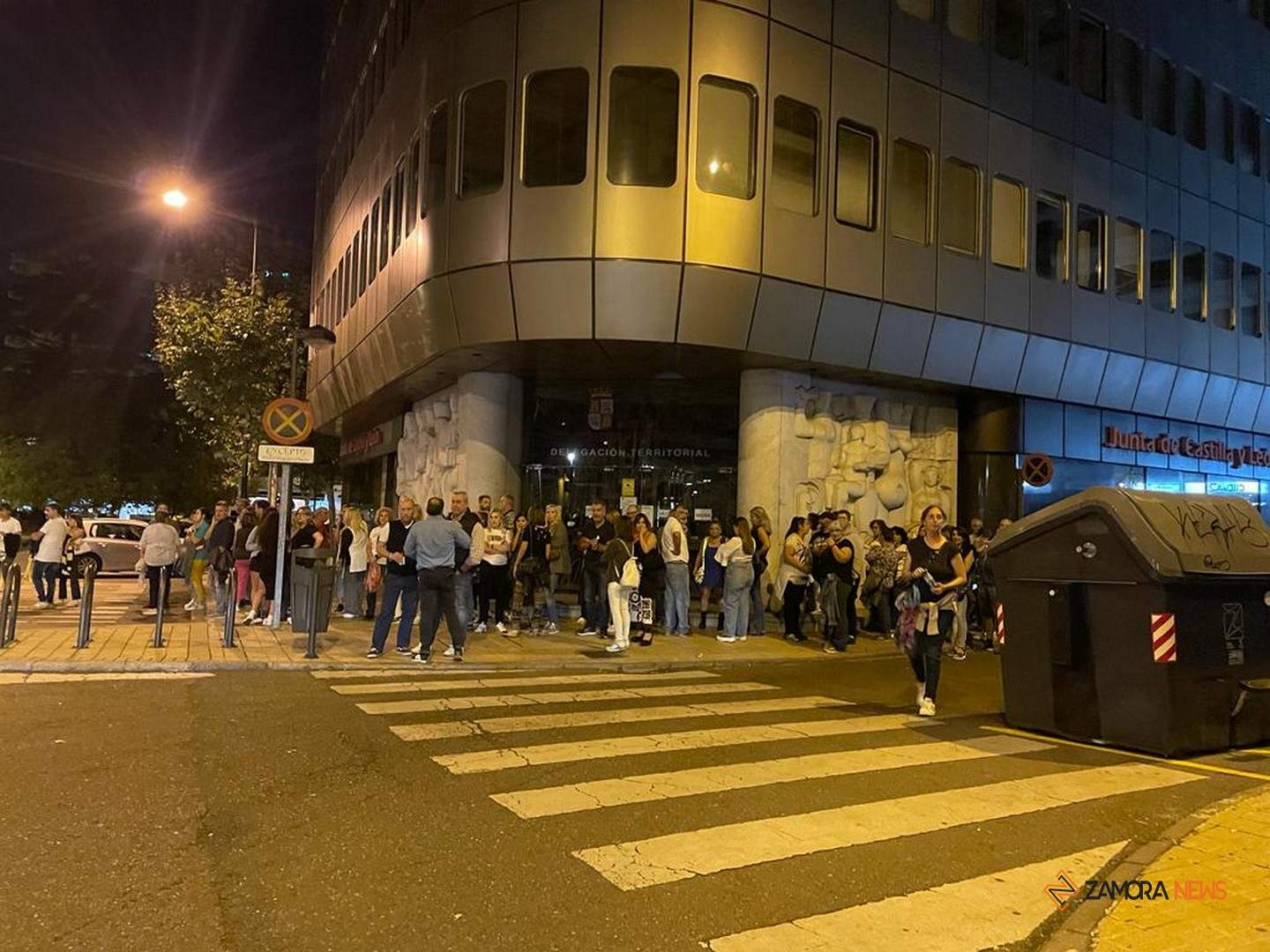 Cola para subirse a los autobuses gratuitos hasta IFEZA