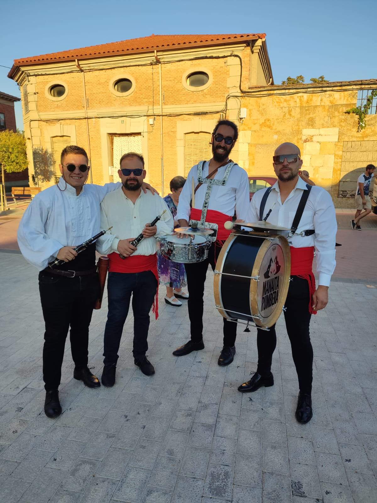 Desfile de gigantes y cabezudos en Villaralbo (2)