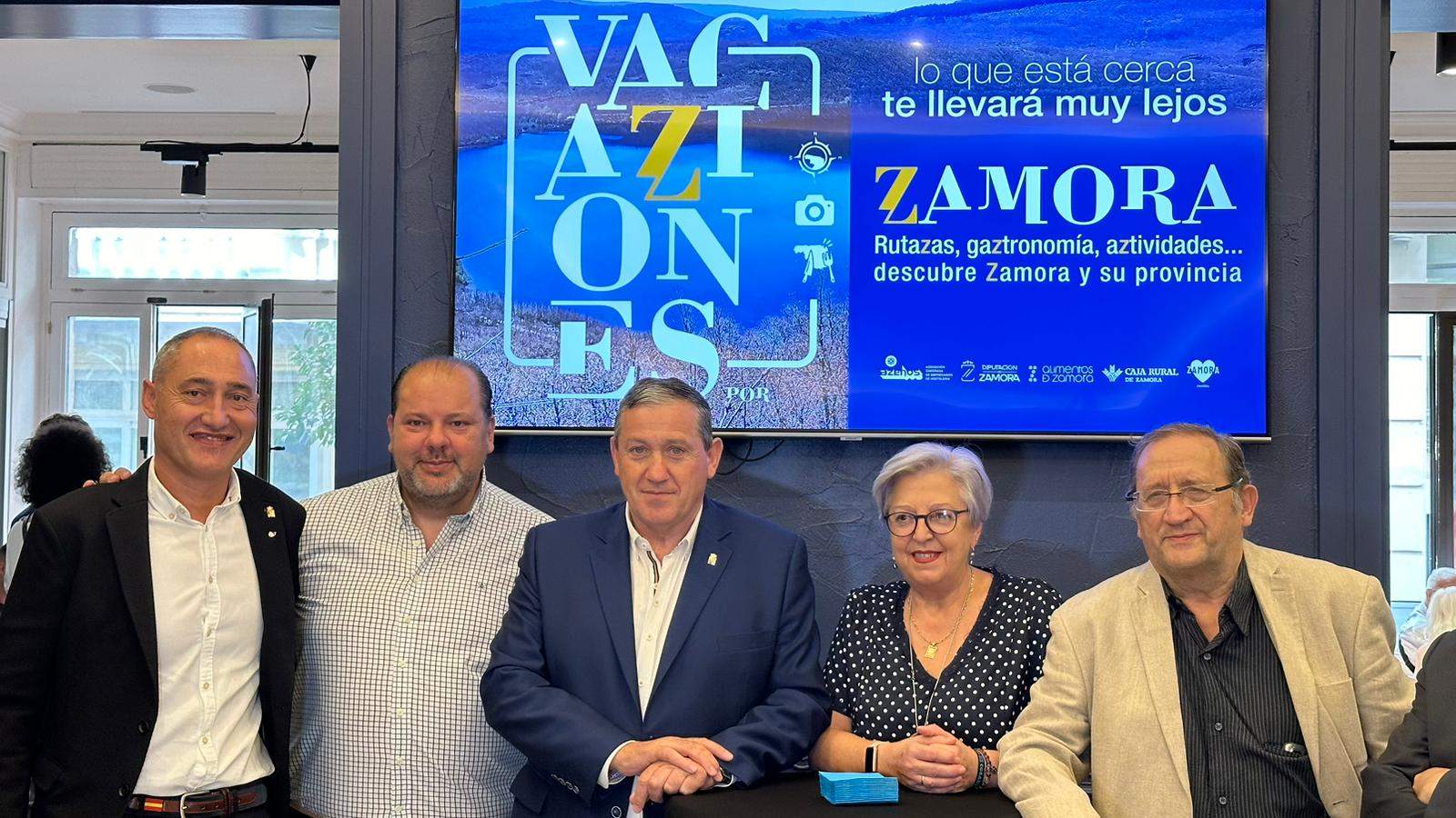 El presidente de la Diputación de Zamora, Javier Faúndez Domínguez, acompañado por el vicepresidente cuarto, responsable del Desarrollo Económico en la Institución Provincial y de Alimentos de Zamora, Emilio Fernández Martínez, ha presentado hoy en la Casa de Zamora en Madrid la nueva campaña VacaZiones Por Zamora “Lo que está cerca te llevará muy lejos” promovida por la Asociación Zamorana de Empresarios de Hostelería (AZEHOS), en colaboración con el Patronato Provincial de Turismo de la Diputación y Caja Rural de Zamora