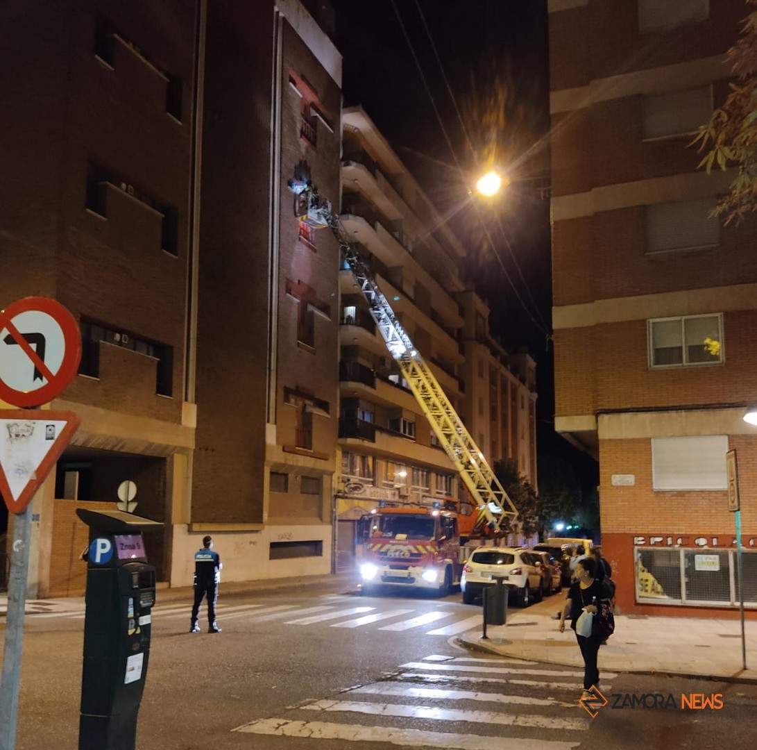 Los Bomberos de Zamora intervienen en un edificio de la calle Regimiento de Toledo para evitar la caída de cascotes