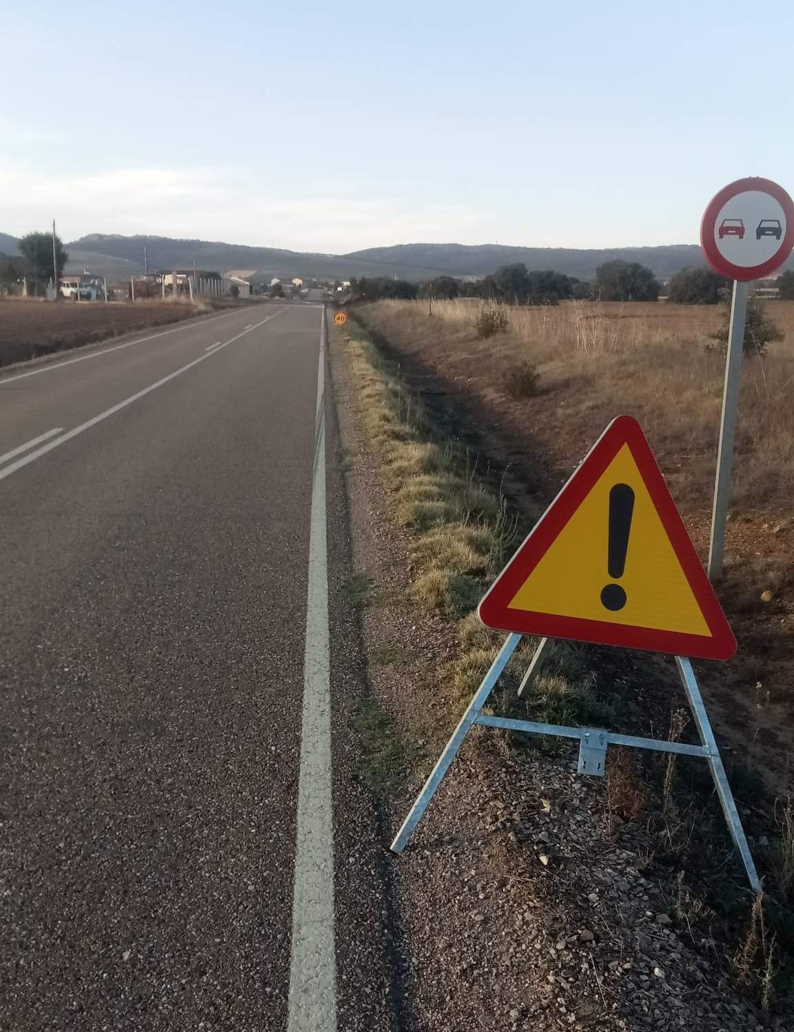 Carretera entre Sarracín y Riofrío de Aliste tras reparar el asfalto dañado durante el incendio de un camión de paja