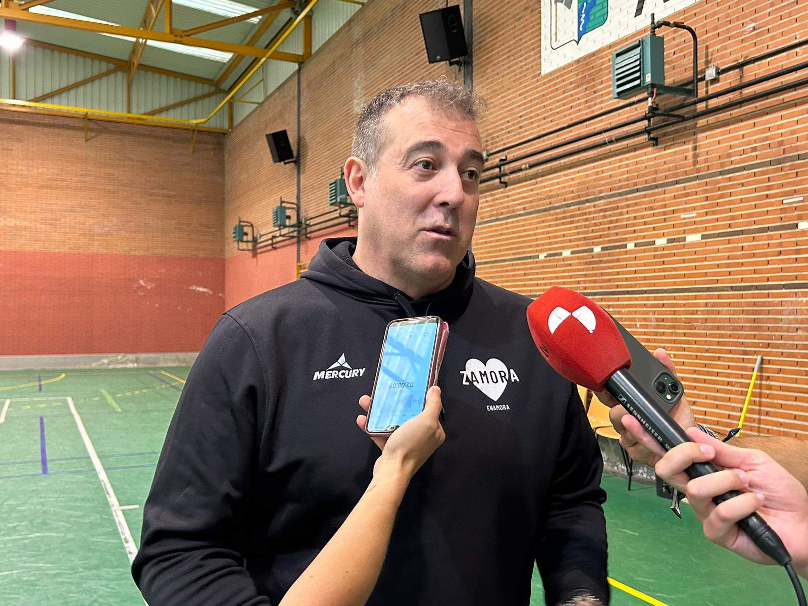 Fran González atendiendo al a prensa
