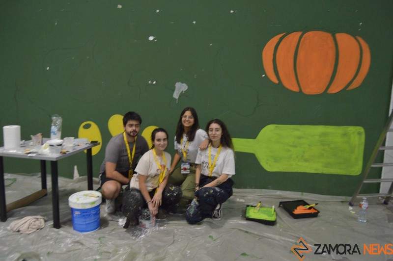 Estudiantes de la Facultad de Bellas Artes de Salamanca decoran Ecocultura (1)