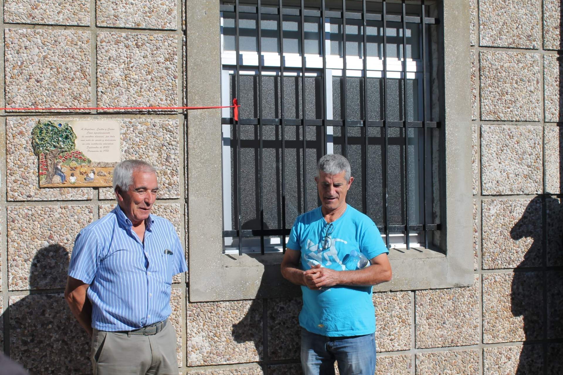 Descubrimiento de la placa en homenaje a Angelines Fontanillo, Antonio Castro y Francisco Casas por su labor al frente del IES y la residencia de Muga. Fotografía: CEDIDA