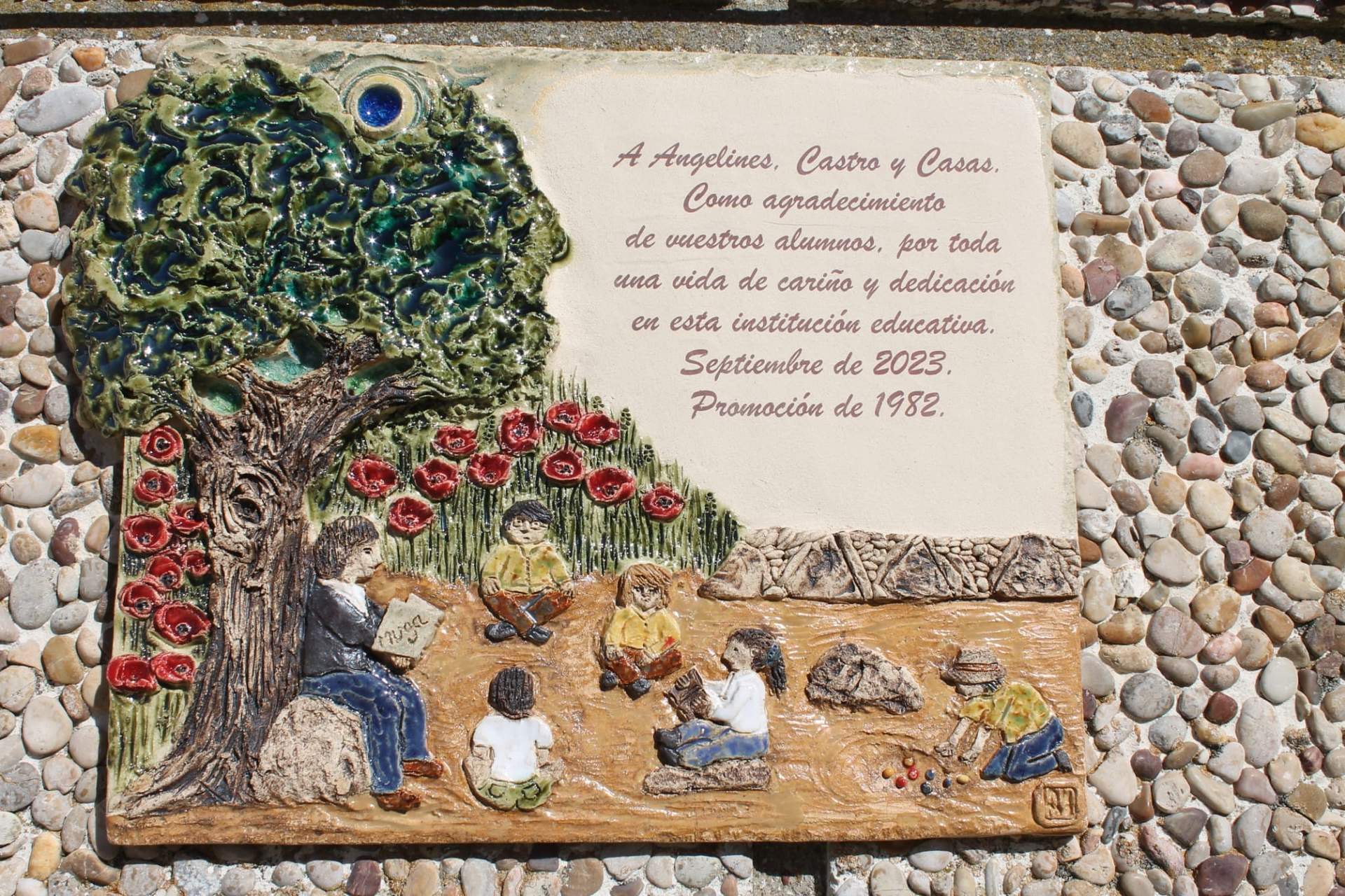 Descubrimiento de la placa en homenaje a Angelines Fontanillo, Antonio Castro y Francisco Casas por su labor al frente del IES y la residencia de Muga. Fotografía: CEDIDA