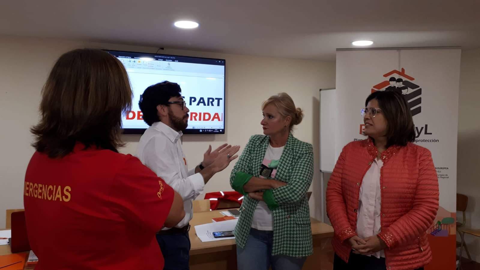 La delegada territorial, Leticia García, junto a la alcaldesa de Benavente, Beatriz Asensio, durante la inauguración de la jornada informativa sobre el Programa de Autoprotección de Castilla y León (PROTECCYL) impulsado por la Agencia de Protección Civil de la Consejería de Medio Ambiente, Vivienda y Ordenación del Territorio