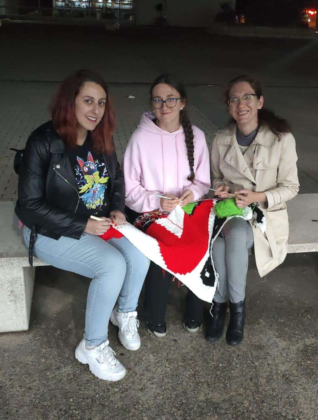 Lorena, Claudia y Noelia tejiendo un papá Noel para Navidad