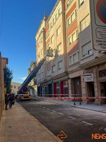 bomberos arreglando alalares y fachadas