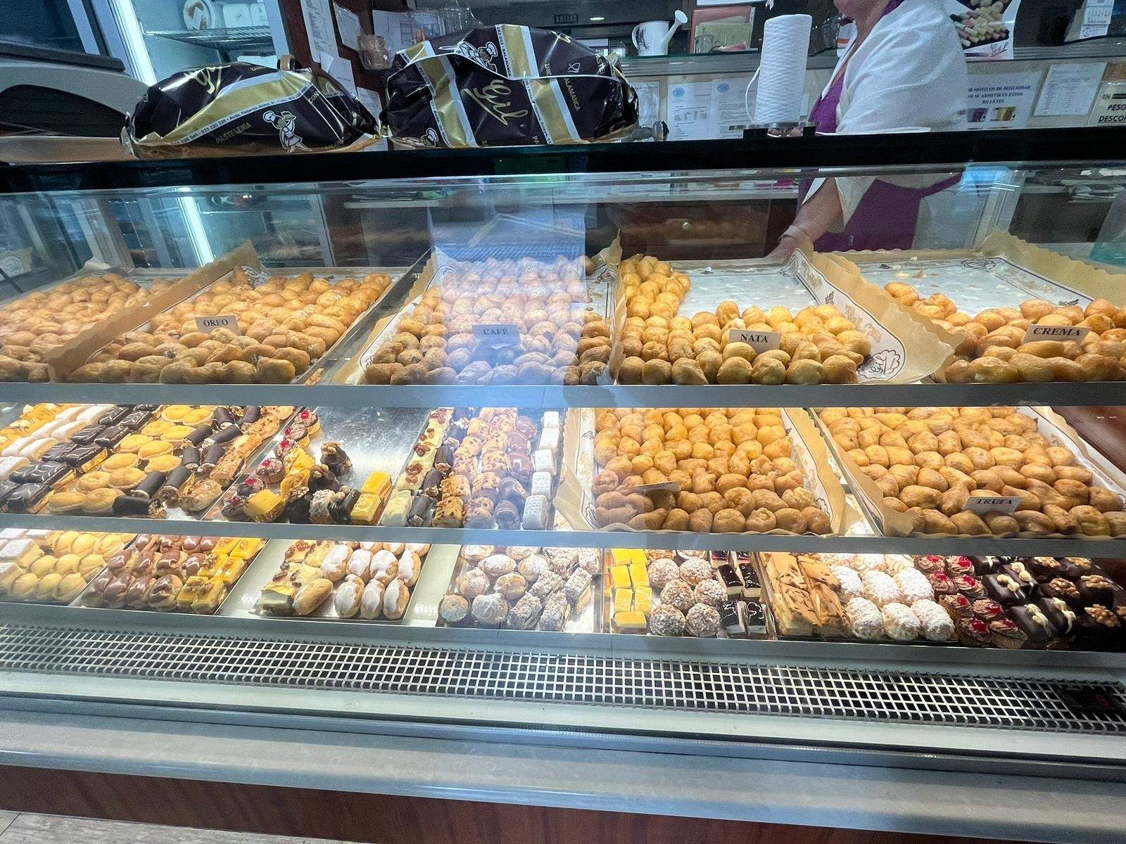Pastelería en Zamora despachando a los clientes por el Día de Todos los Santos