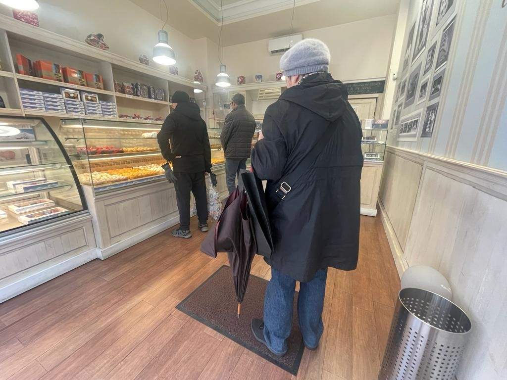 Pastelería en Zamora despachando a los clientes por el Día de Todos los Santos_4