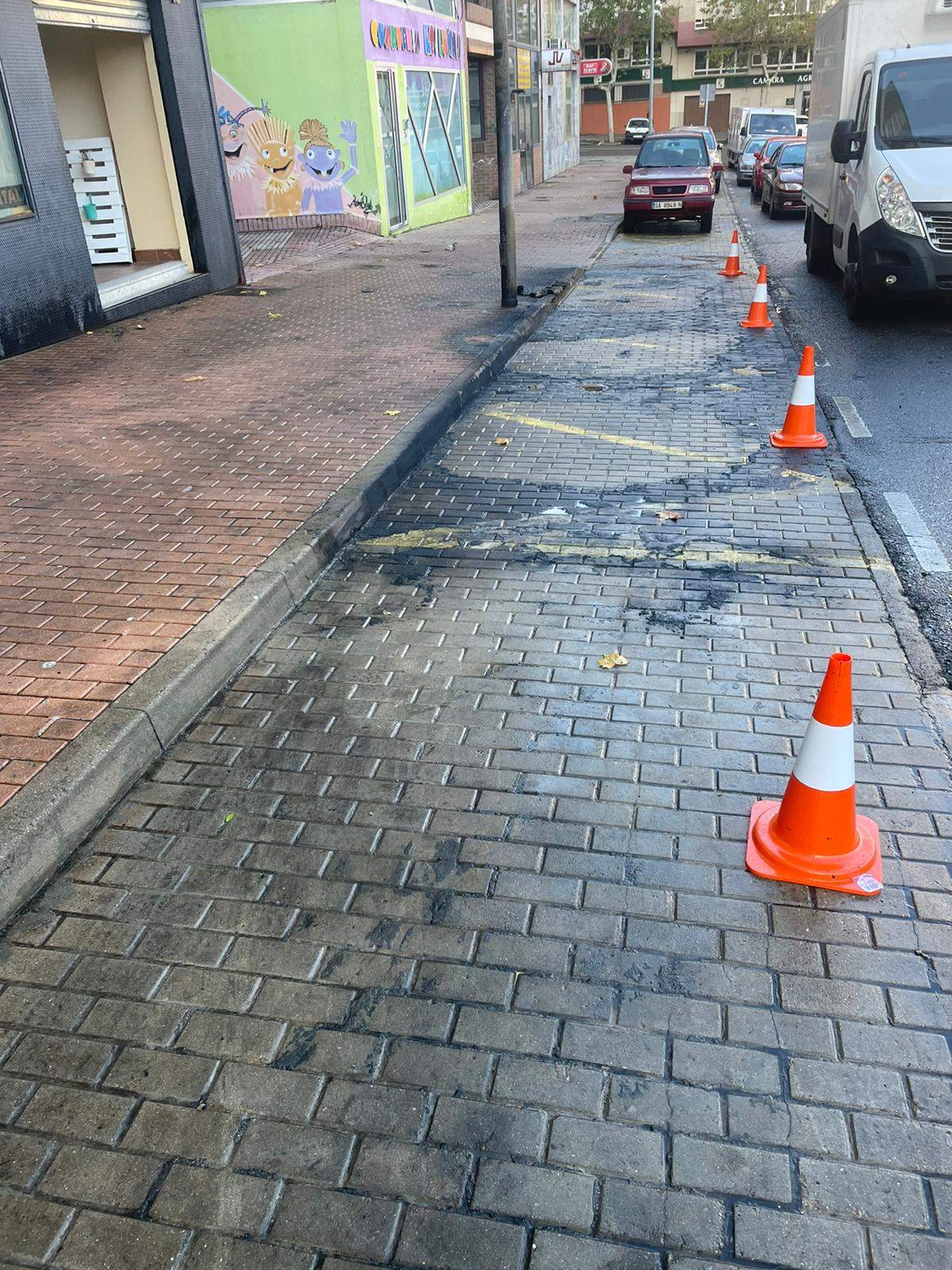 Incendio de madrugada de un contenedor y coches