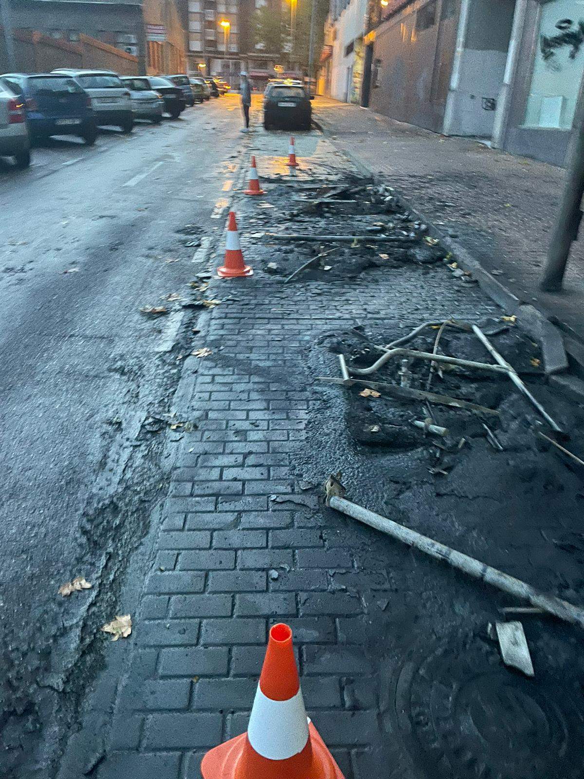 Incendio de madrugada de un contenedor y coches