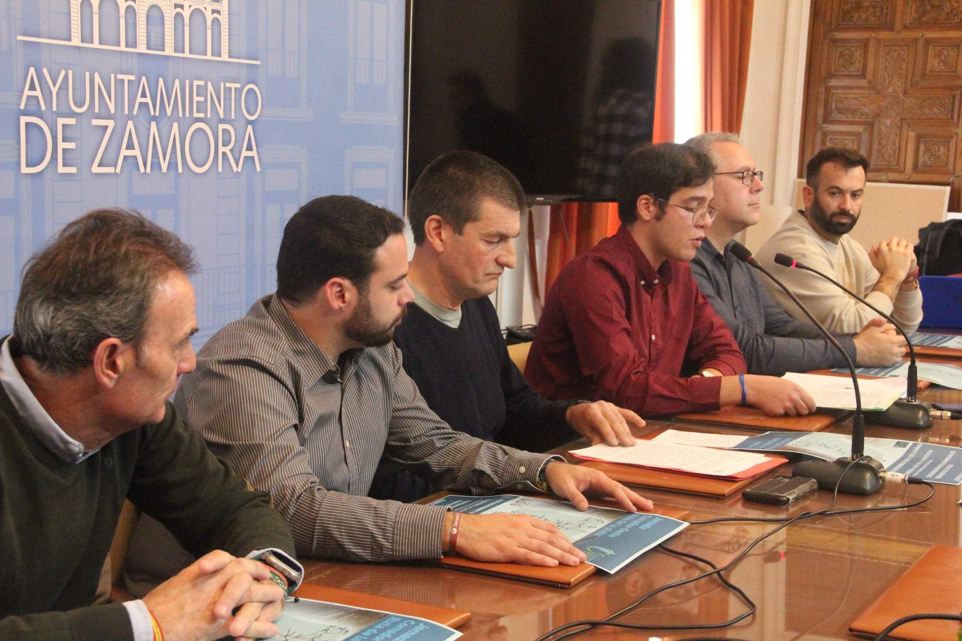 Representantes de los grupos políticos municipales junto al presidente de la Asociación Ferroviaria Zamorana durante el apoyo a la concentración por recuperar la Ruta de la Plata