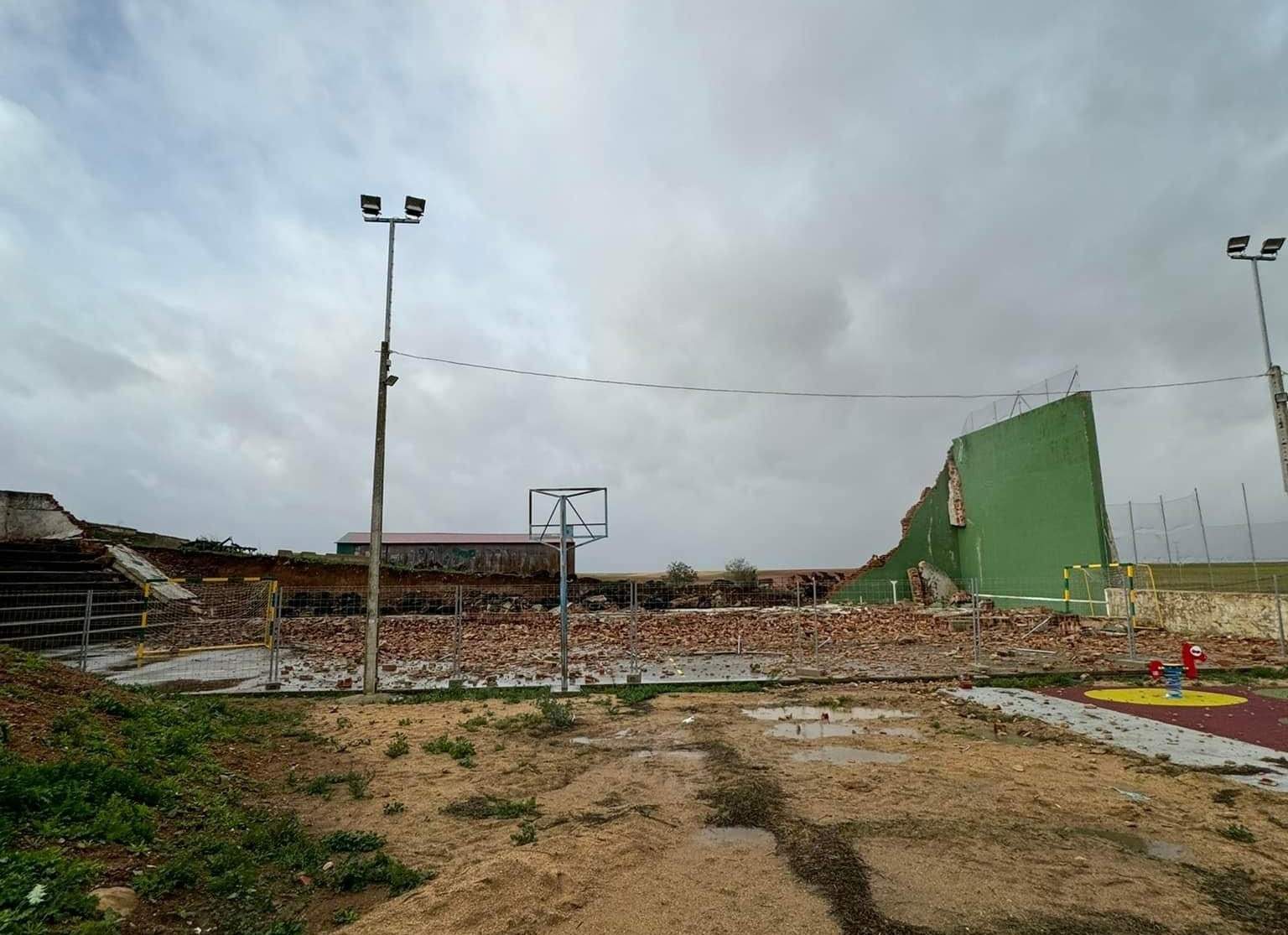 Parte del frontón derribado por el viento en Cerecinos de Carrizal. Fotografía: CEDIDA
