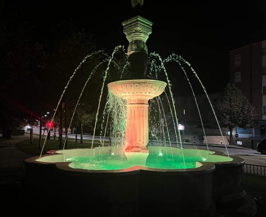 Iluminación nocturna de la fuente de Los Remedios