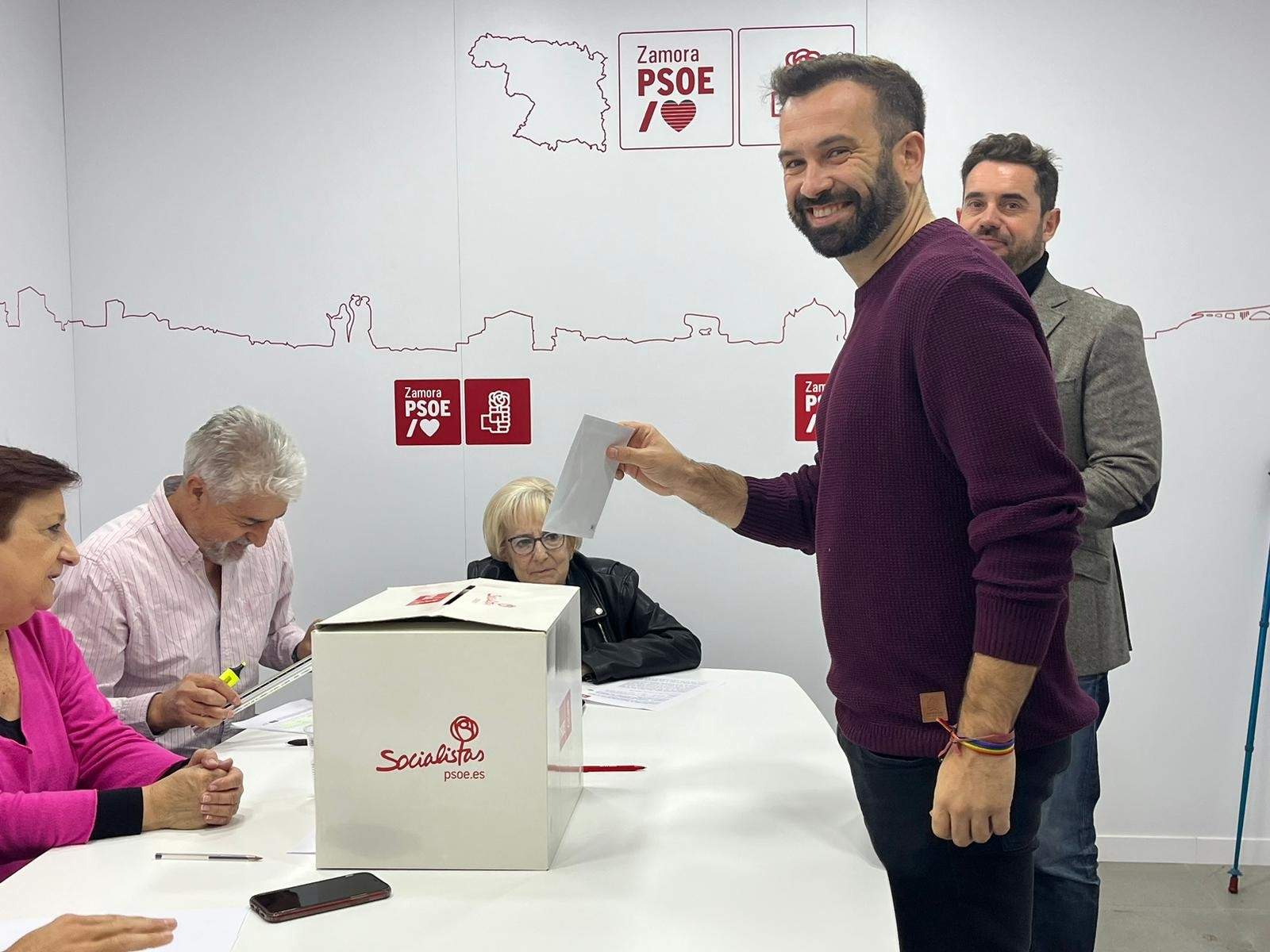 David Gago durante la consulta a los militantes del PSOE para la investidura de Pedro Sánchez_2