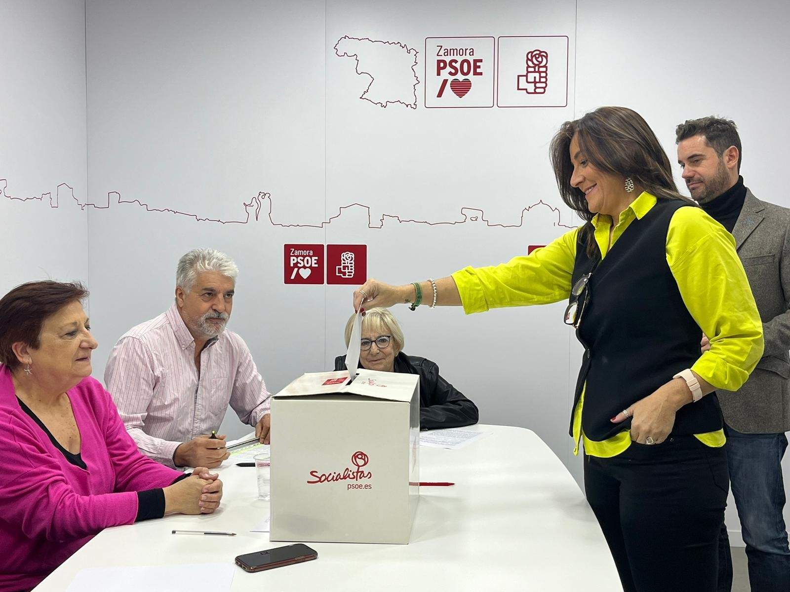 Ana Sánchez durante la consulta a los militantes del PSOE para la investidura de Pedro Sánchez_3