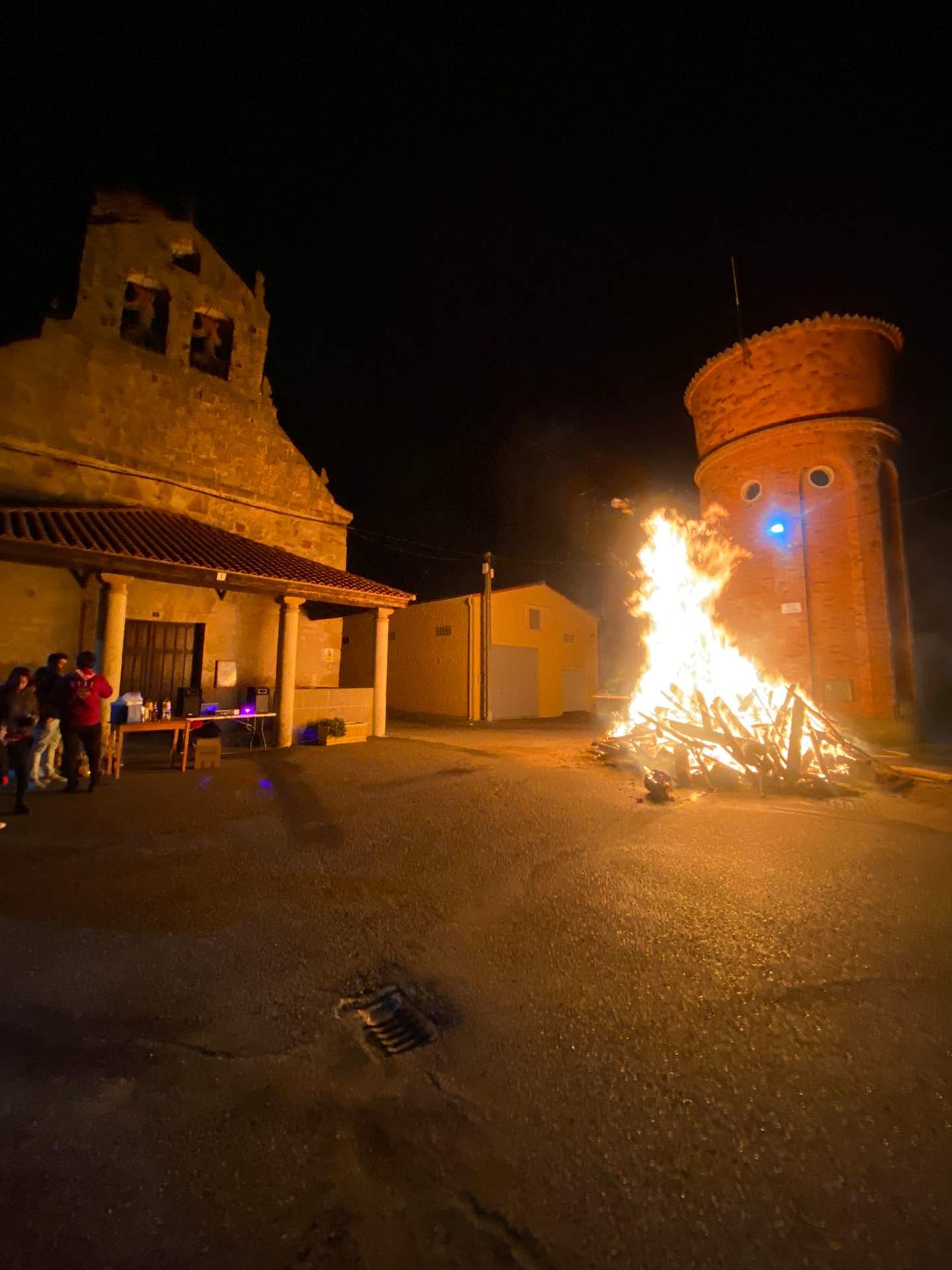 Recuperación de la tradicional capa en las fiestas patronales de Cazurra