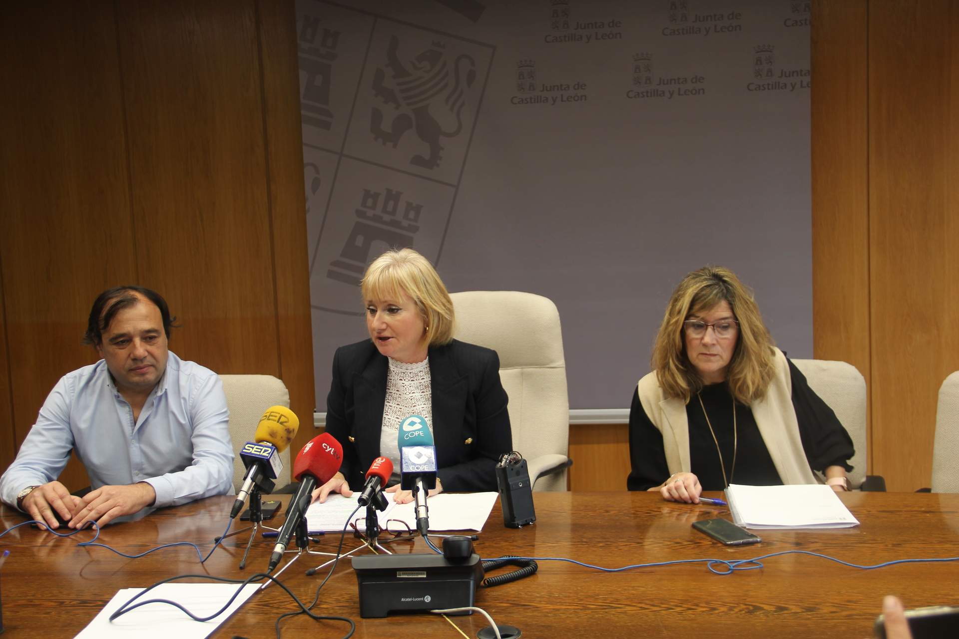 La delegada territorial de la Junta, Leticia García, junto a Manuel Teso, responsable de la sección de Protección Civil en Zamora, y la responsable de Carreteras en la provincia y jefa de servicio de Movilidad y Transformación Digital, Marta Cano