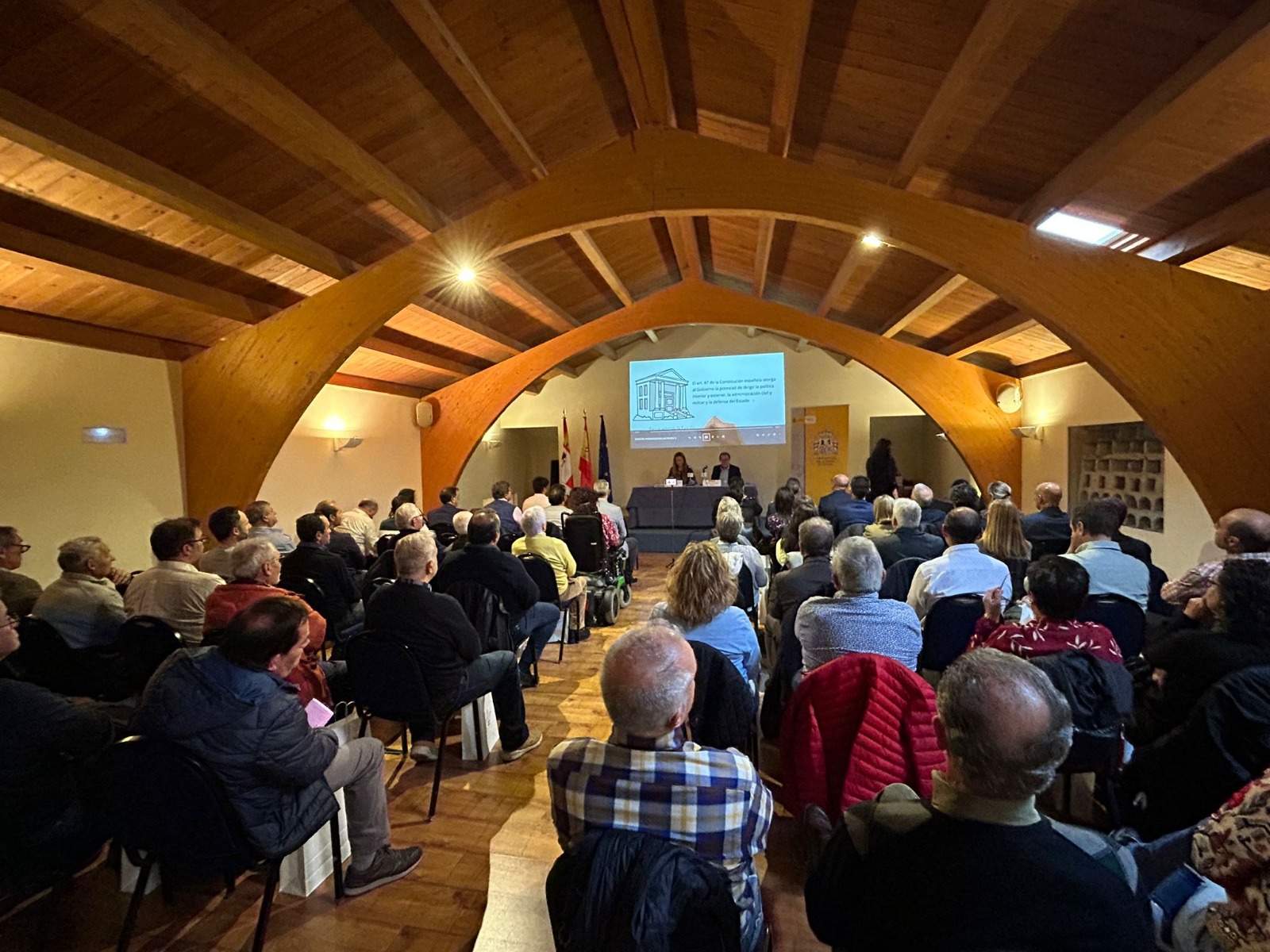 La delegada del Gobierno en Castilla y León, Virginia Barcones, acompañada por el subdelegado del Gobierno en Zamora, Ángel Blanco, se ha reunido hoy con más de 50 alcaldes de la provincia