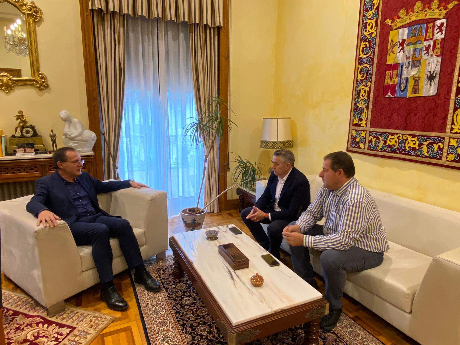 El subdelegado del Gobierno en Zamora, Ángel Blanco, con Vicente Jiménez Godoy, director del Hipermercado Carrefour, y Juan Carlos Bueno, responsable de Mantenimiento del Hipermercado