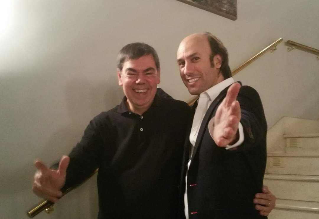 Alberto Jambrina y el gaitero Carlos Núñez tras una actuación en el Teatro Principal de Zamora. Fotografía: CEDIDA