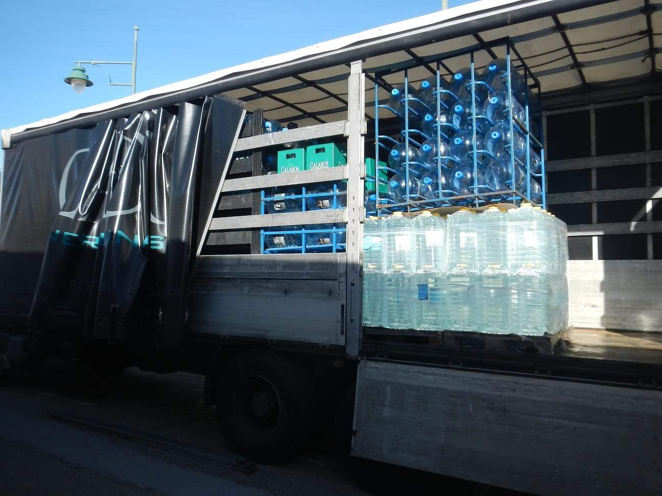 los vecinos de Villaralbo reciben agua embotellada