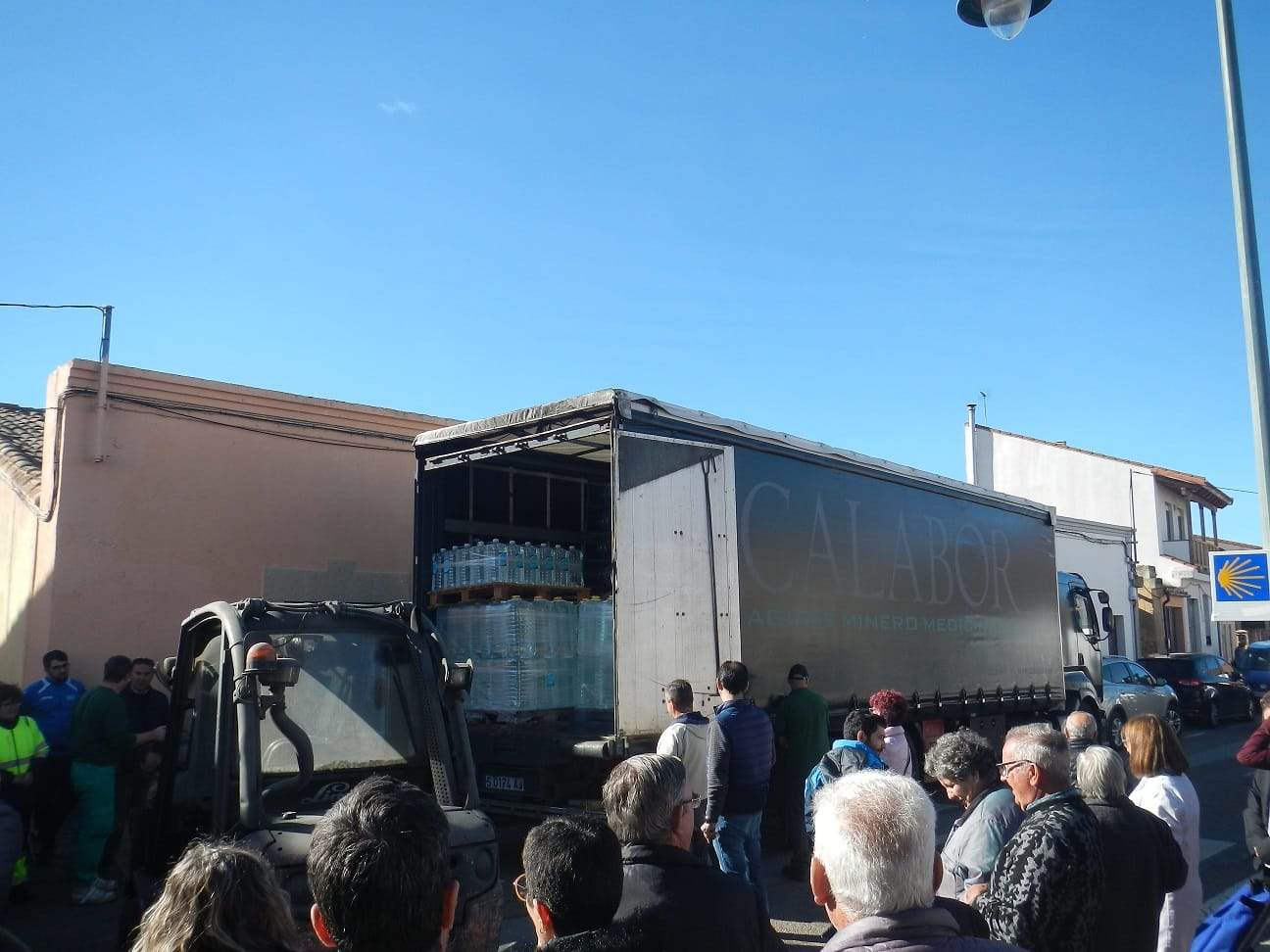 los vecinos de Villaralbo reciben agua embotellada 2