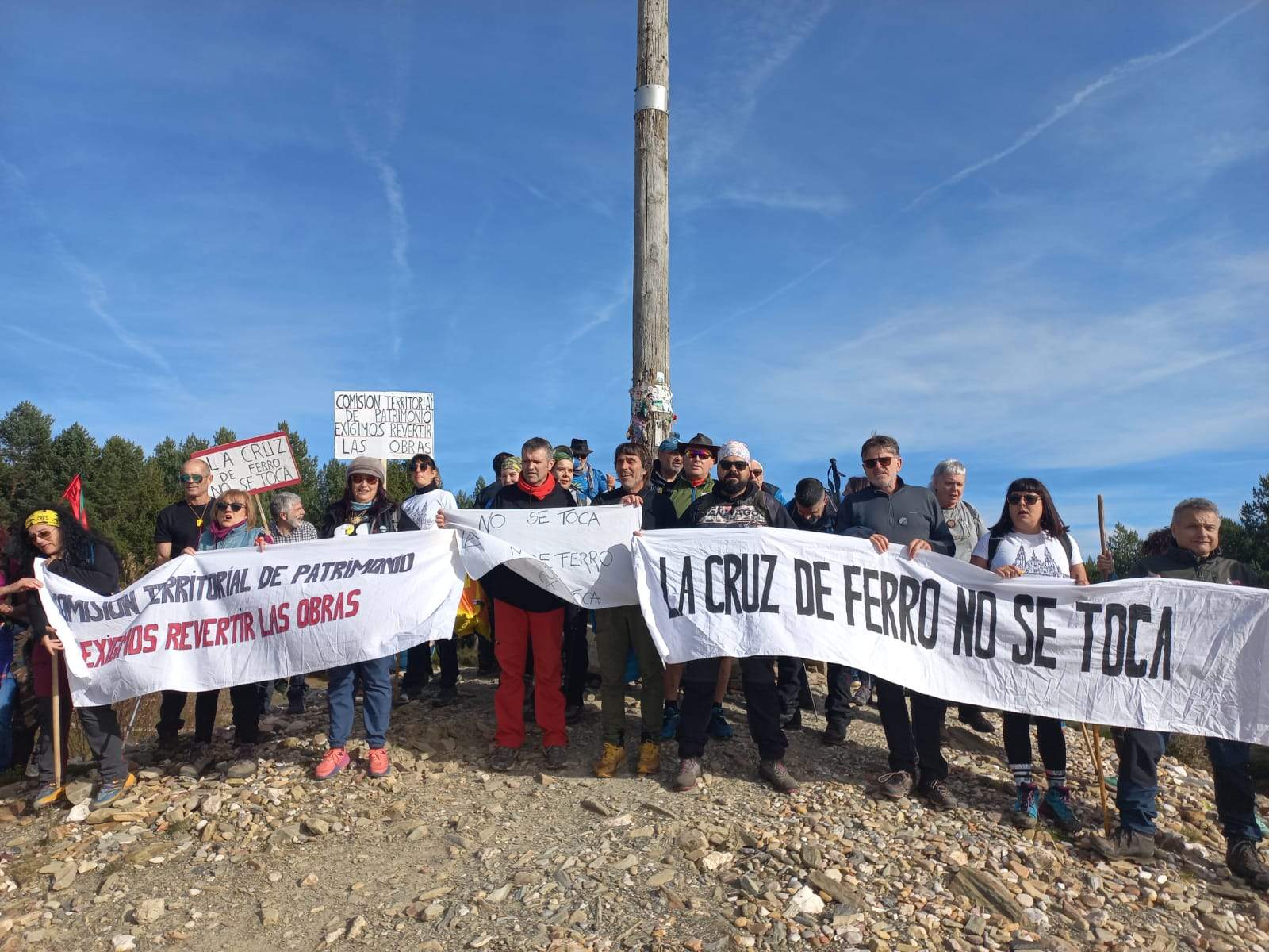Miembros de la Asociación Zamorana de los Caminos de Santiago en la concentración para defender la Cruz de Ferro