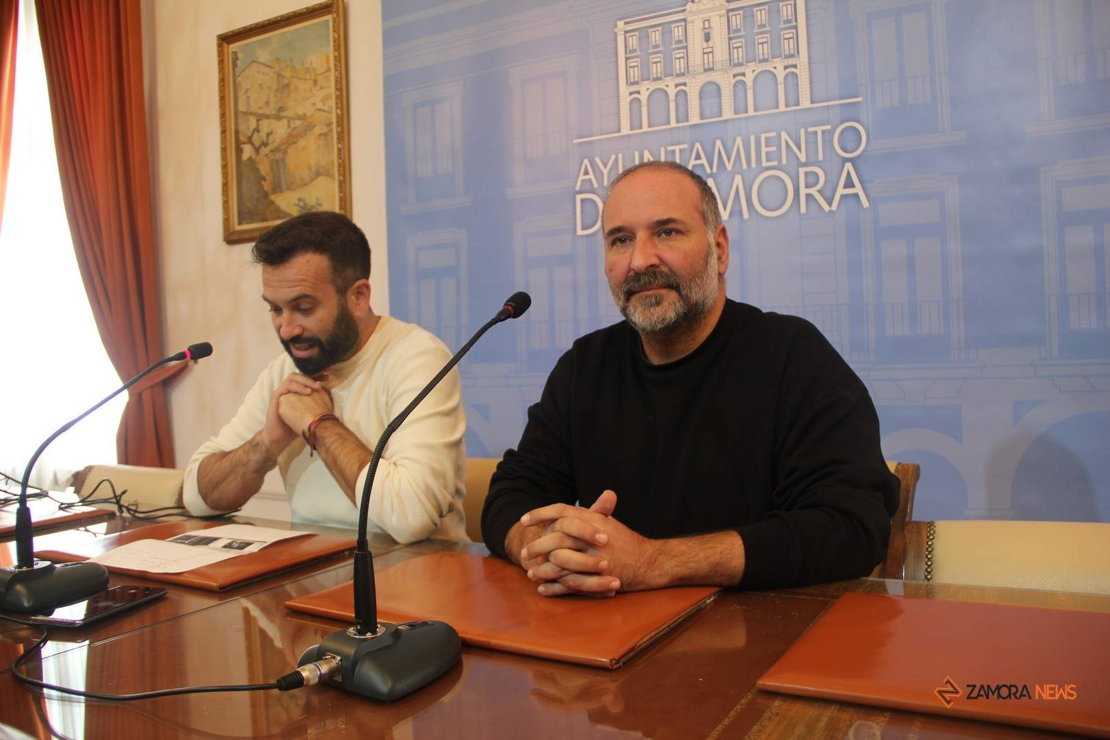 David Gago y Carlos Martín, presidente de la Asociación Etnográfica Don Sancho en la presentación de la iluminación navideña