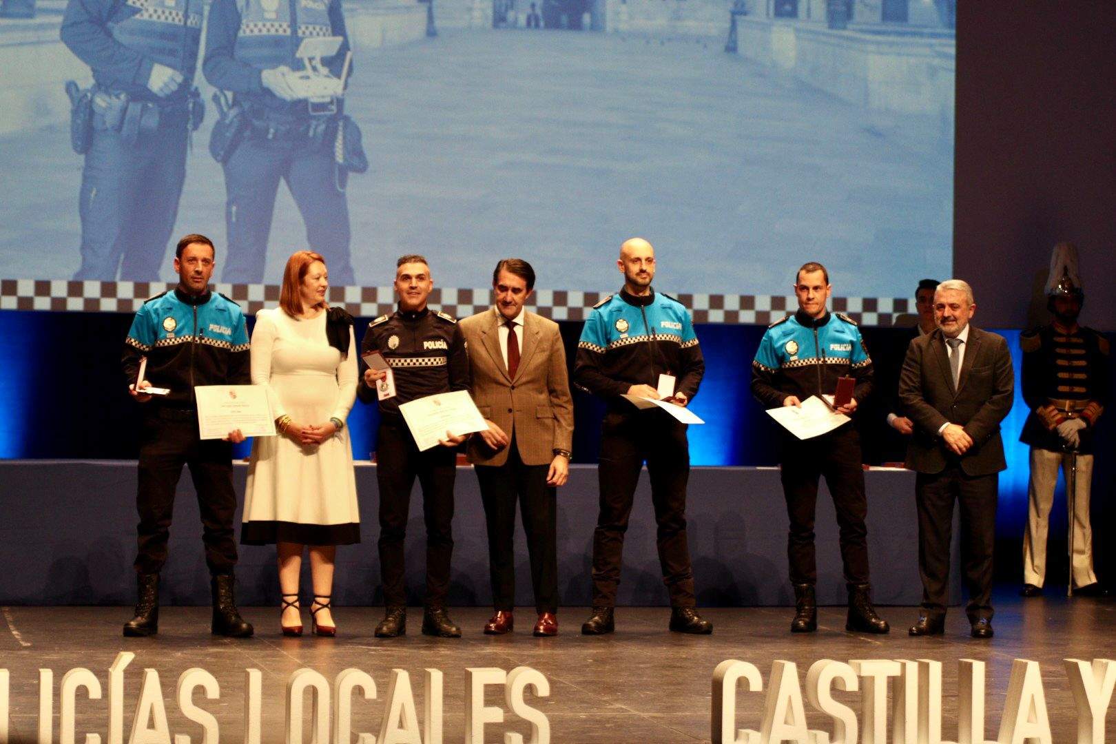 Los agentes de la Policía Local de Benavente, Javier Rubio de la Fuente, Mónica Esther Hidalgo Sandín e Ismael Sedano Fontanilla han sido reconocidos con la medalla de plata al mérito de la Policía Local
