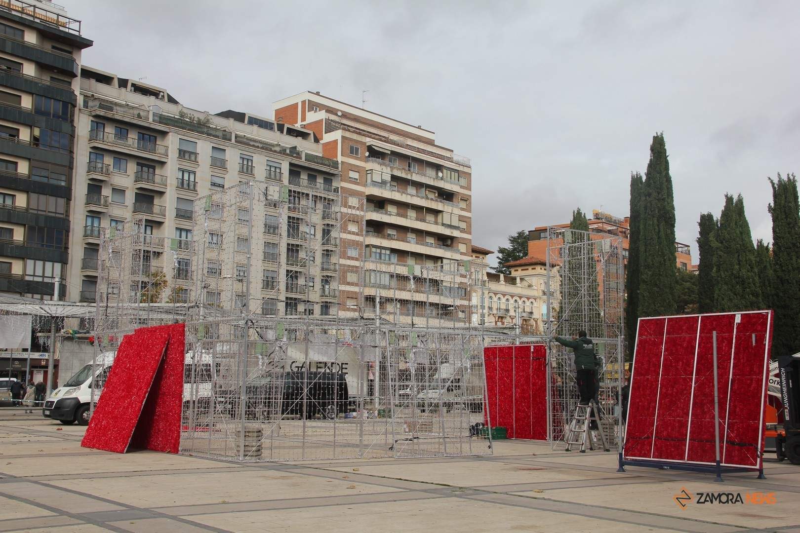Instalación caja iluminación en la Plaza de los Sueños de La Marina