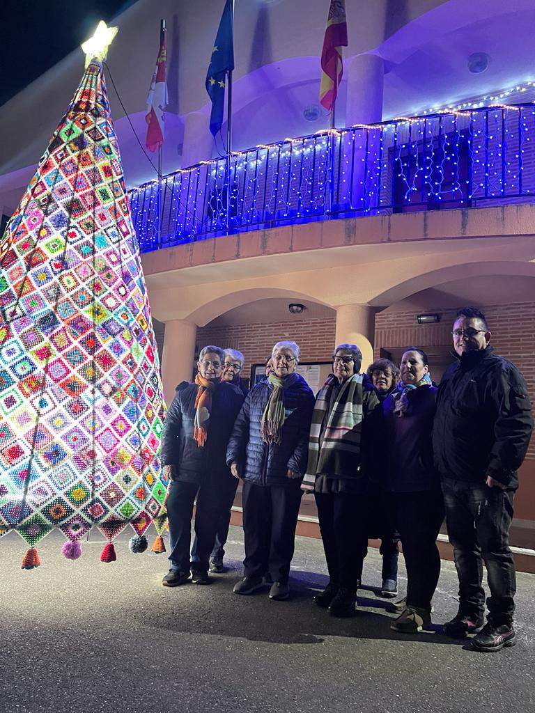 Jubilados de Casaseca de las Chanas junto al árbol de Navidad