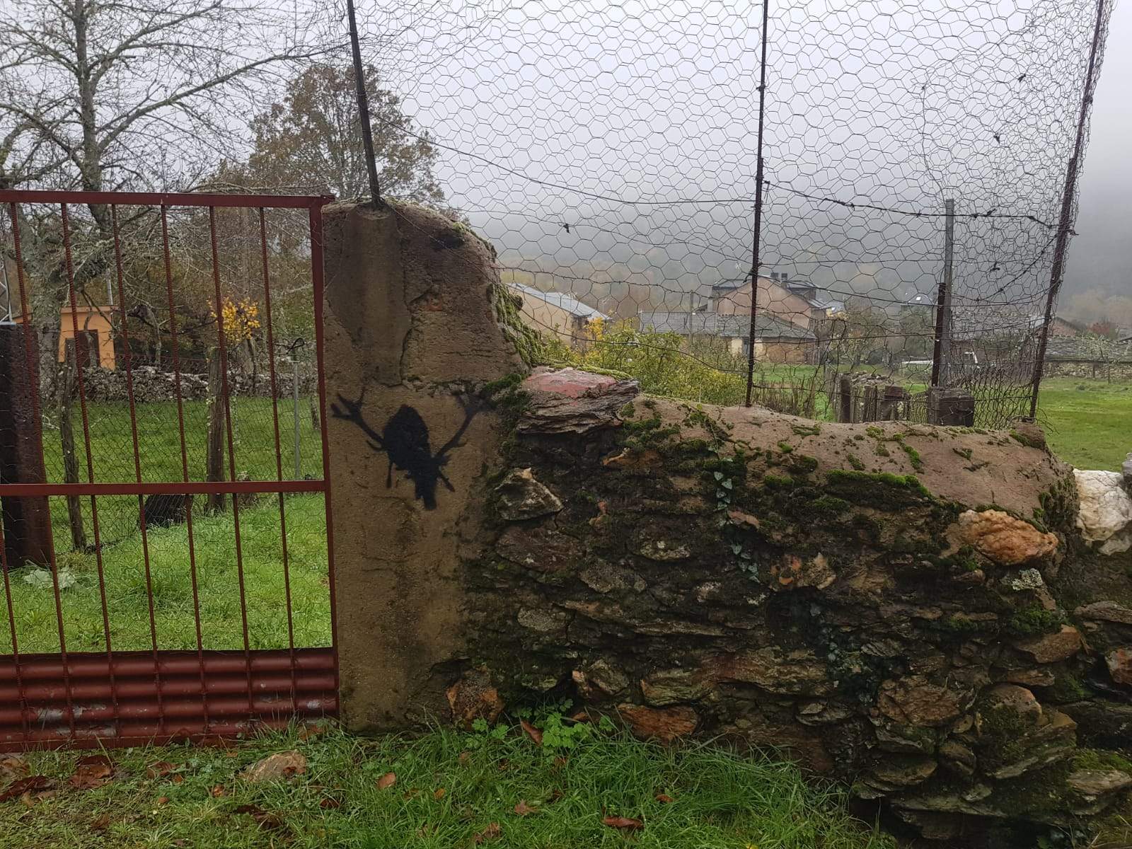 Silueta del ciervo Carlitos en el acceso a un terreno en Linarejos. Fotografía: CEDIDA