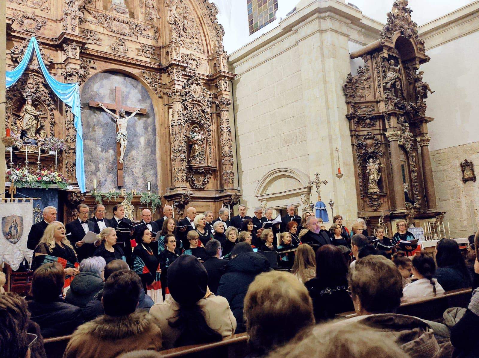 Coral Amigos de la Ópera en un concierto junto a Luis Santana en la iglesia de Moraleja del Vino