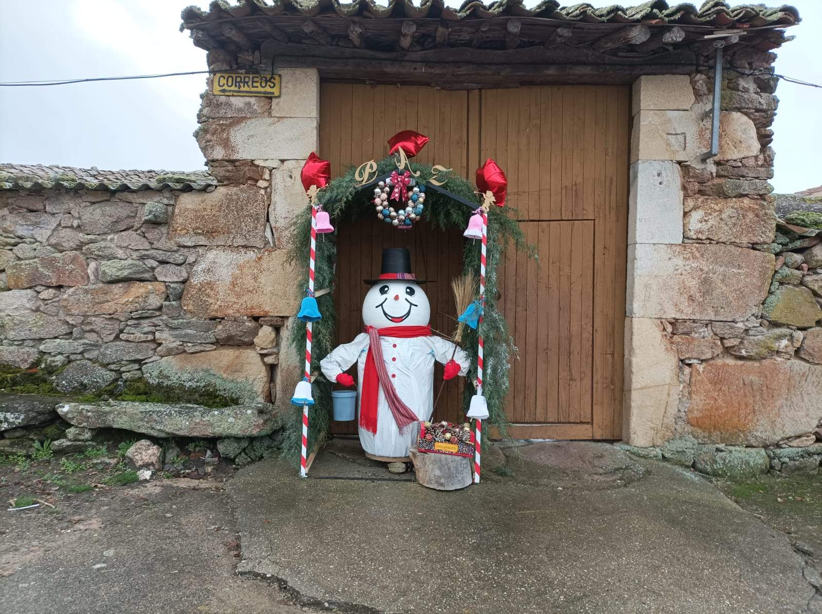 Muñeco de nieve reciclado en Figueruela de Sayago. Fotografía: CEDIDA
