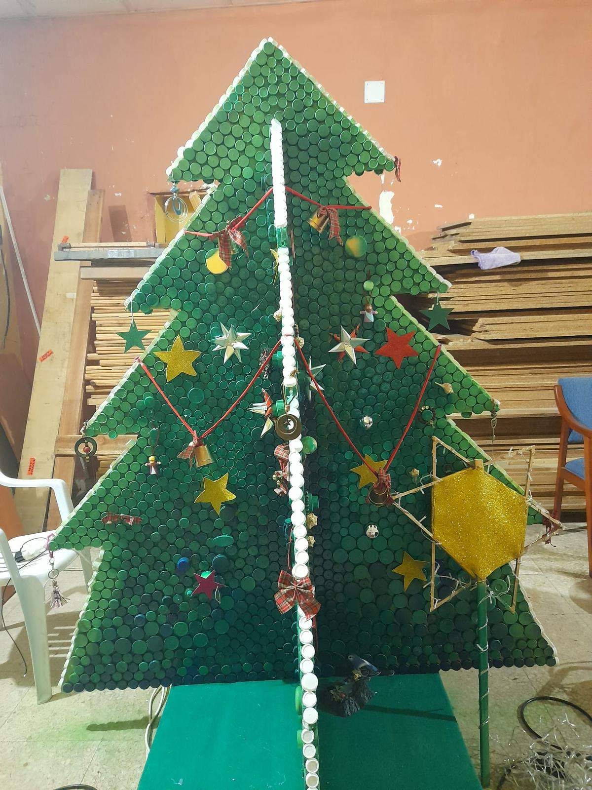 Un árbol íntegro de tapones reciclados en Videmala
