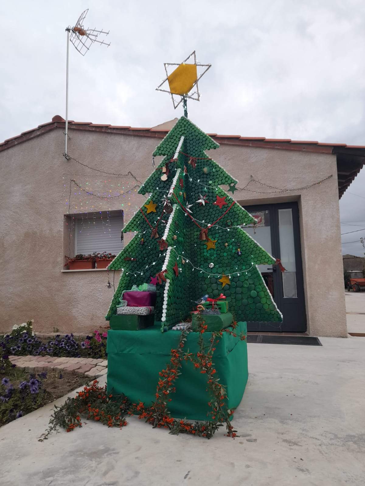 Un árbol íntegro de tapones reciclados en Videmala