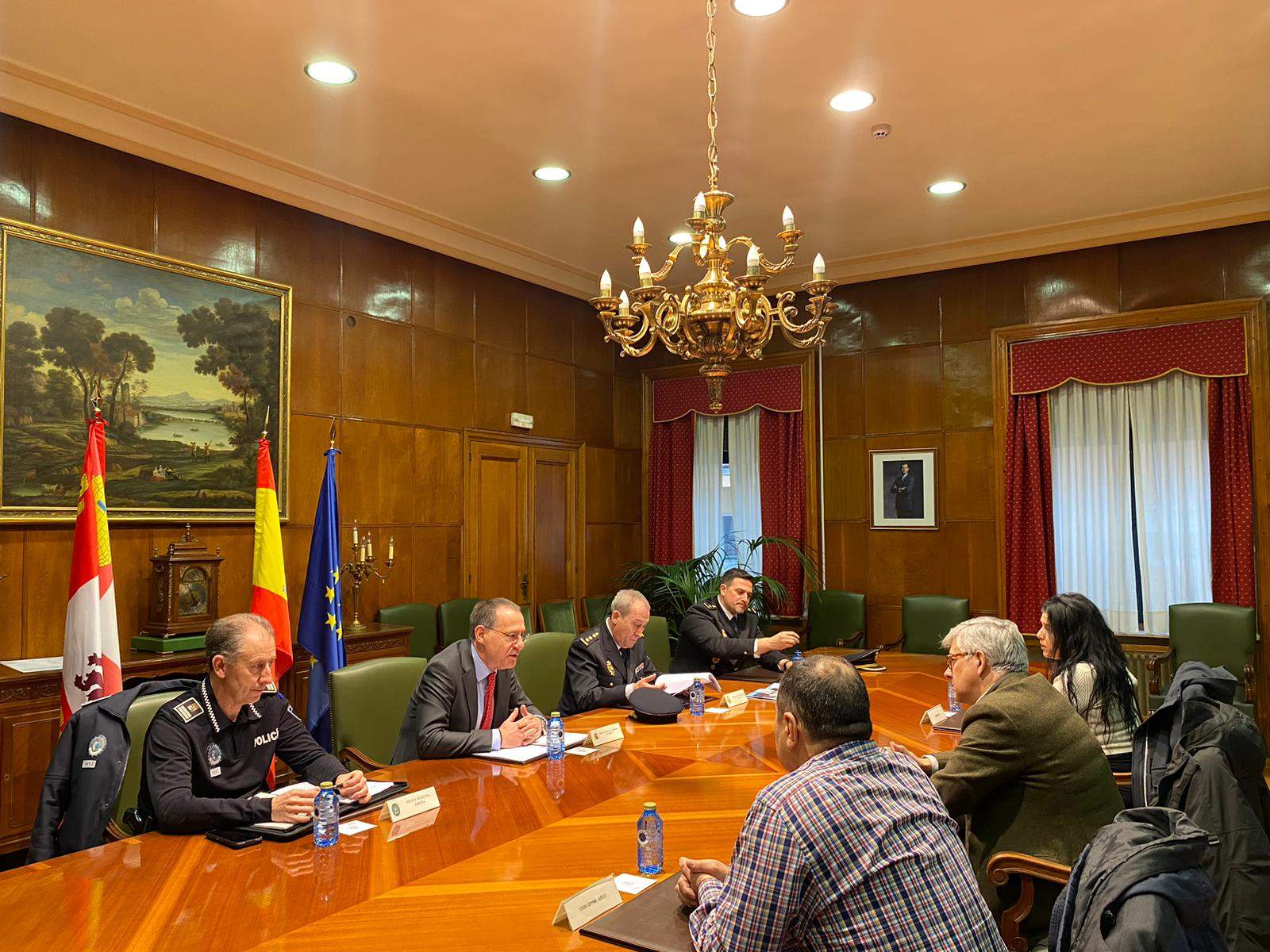 Responsables del Cuerpo de la Policía Nacional, Policía Municipal de Zamora, Cámara de Comercio para Ciudad de Zamora, CEO-PYME-AZECO y AZEHOM en una reunión sobre el plan de Comercio Seguro
