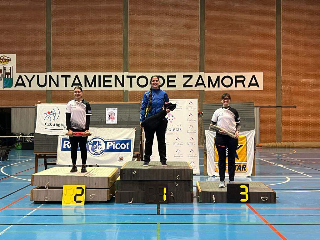 Olivia y Beatriz, segunda y tercera del XXIII Torrneo de Navidad