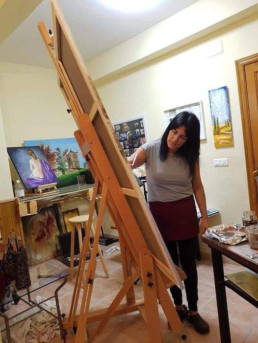 Eva María Lobato durante uno de sus trabajos sobre lienzo en su estudio en Rionegro del Puente