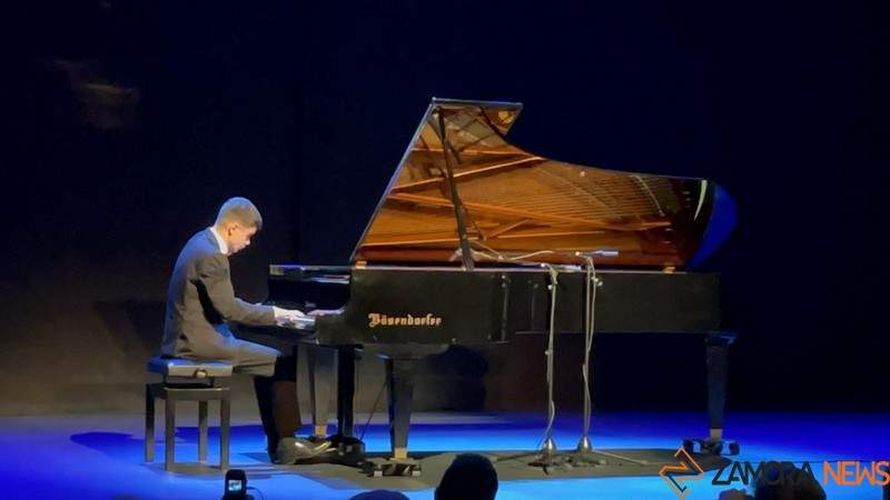 Jorge Martínez brinda un inolvidable concierto para celebrar la llegada del nuevo piano al Ramos Carrión de Zamora (1)