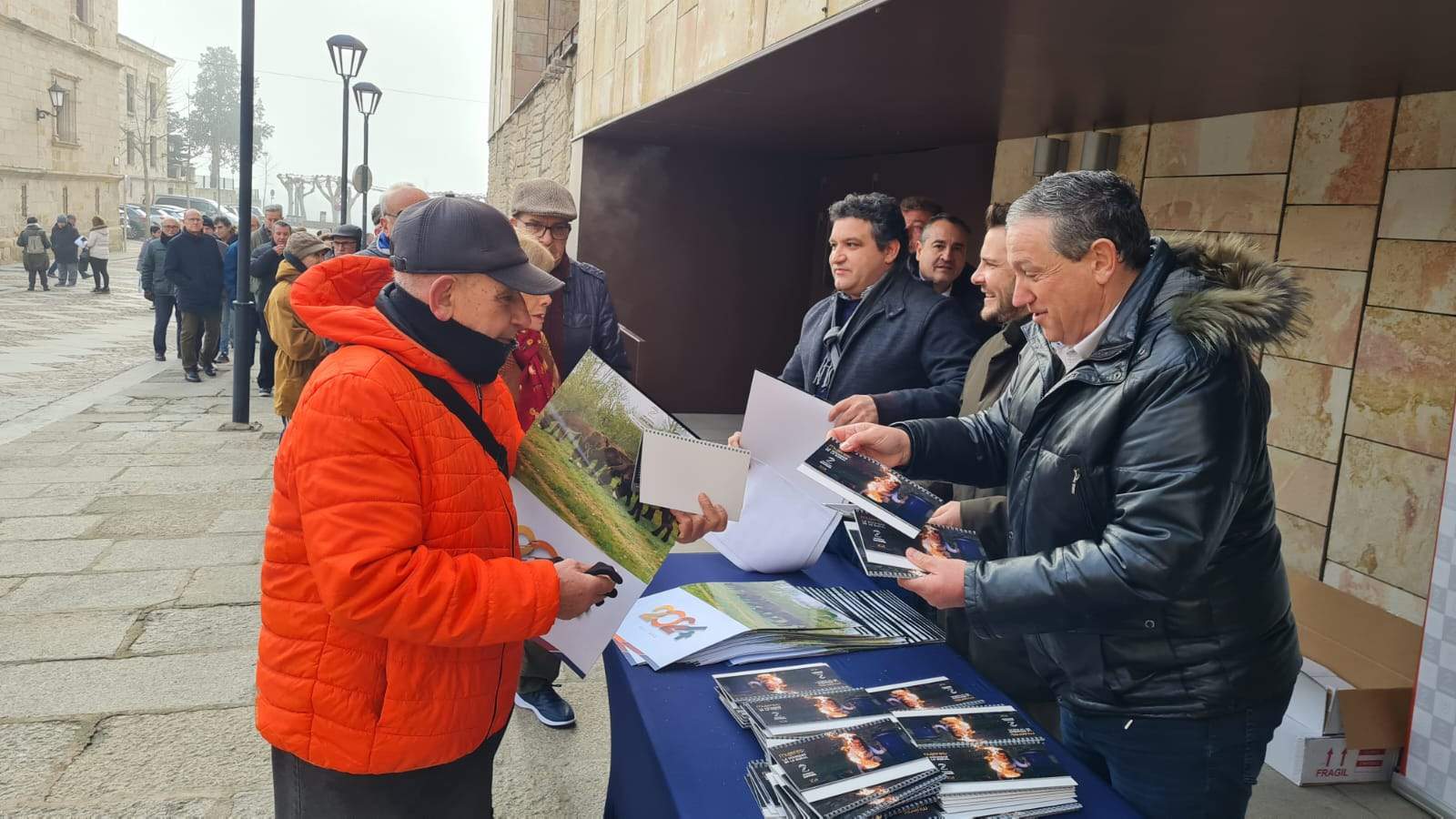 Reparto gratuito de calendarios de la Diputación por parte del presidente de la institución provincial, Javier Faúndez, y el vicepresidente, Víctor López de la Parte