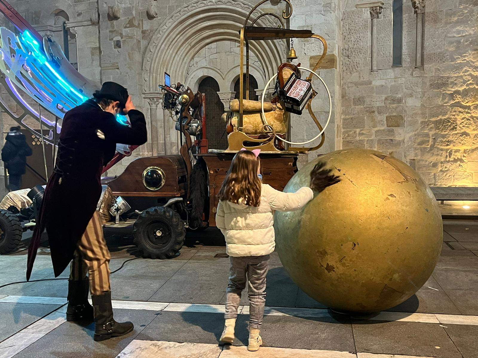 Una niña disfruta más de cerca el pasacalles