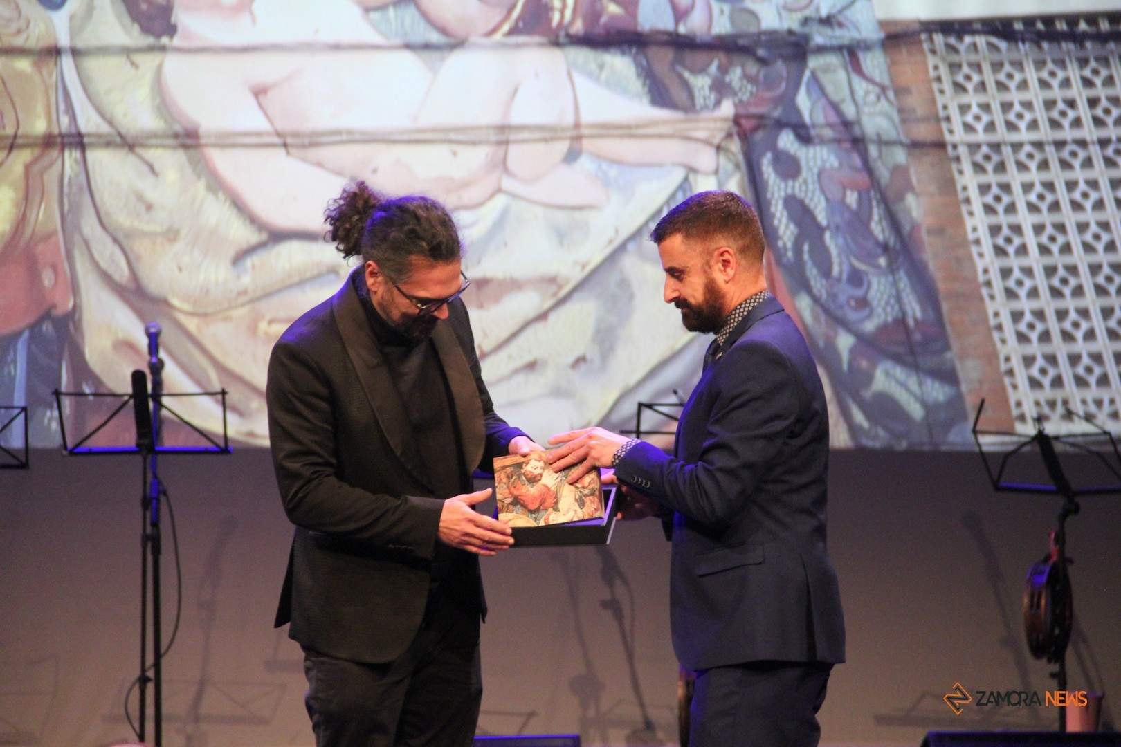 La Agrupación Belenista La Morana entrega su condecoración al artista toresano Carlos Adeva
