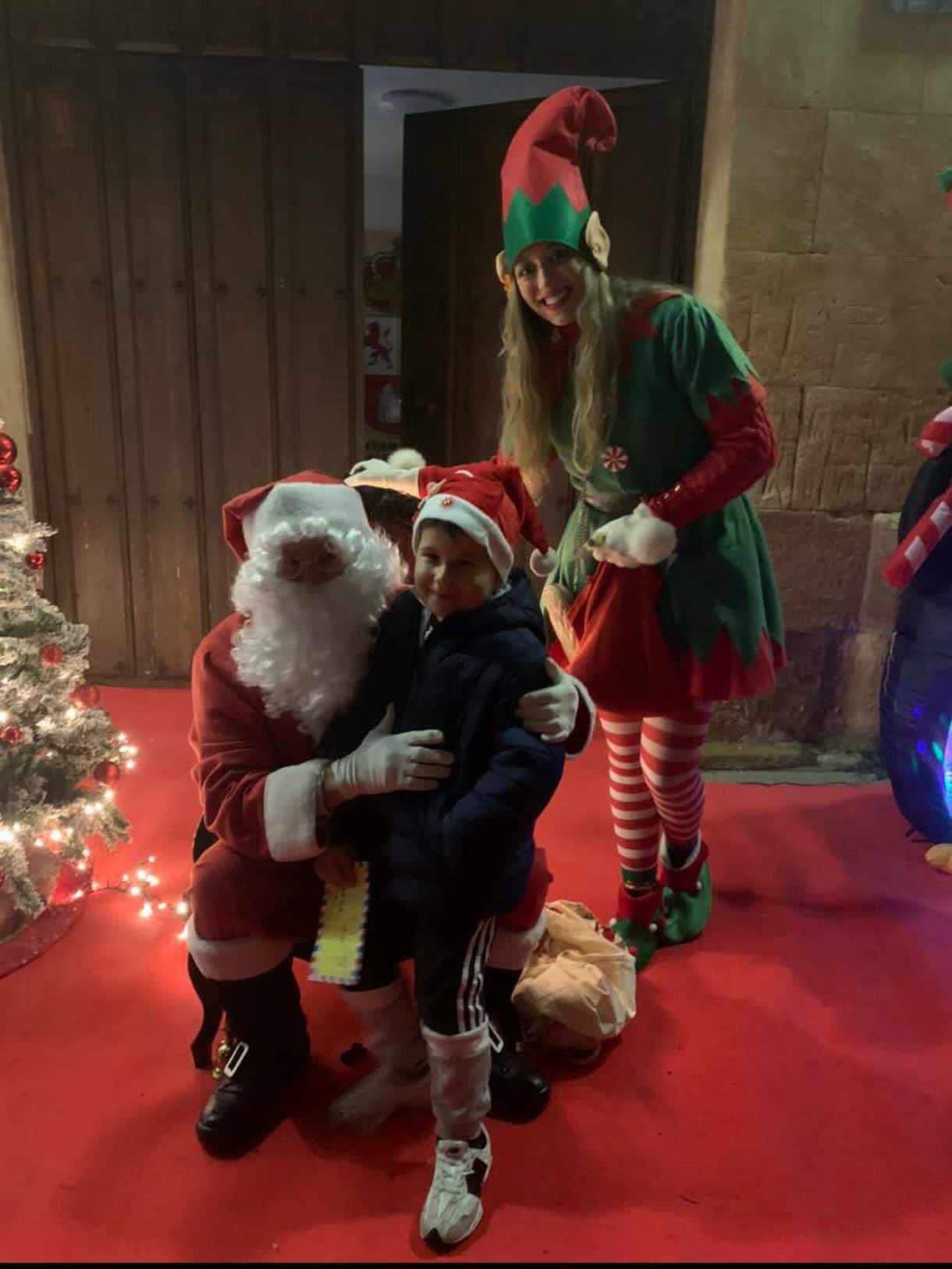 Papá Noel y la elfa de Morales del Vino. Imagen Facebook