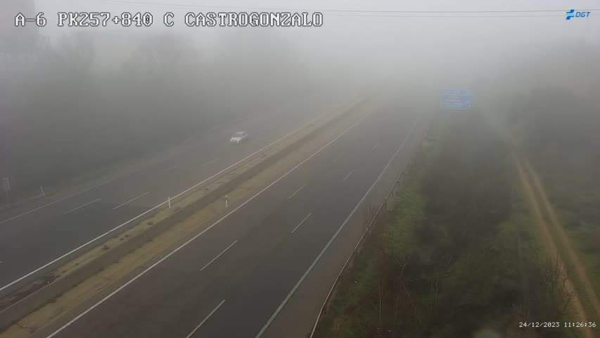 Cámara de l DGT en la A-6 a su paso por Castrogonzalo en la mañana de Nochebuena